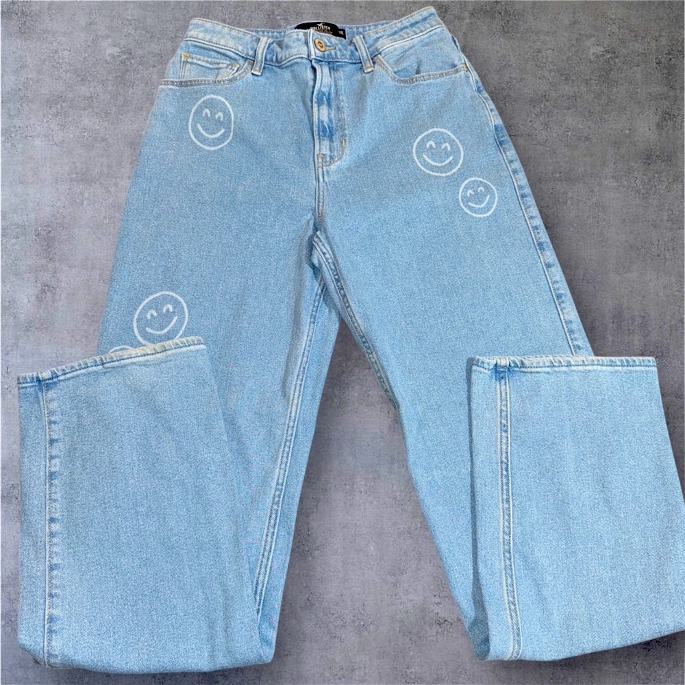 Hollister Blue Wide Leg Jeans w/Smiley Face Accents. Size 6/32” inseam